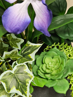 Композиция Сюрприз в кашпо