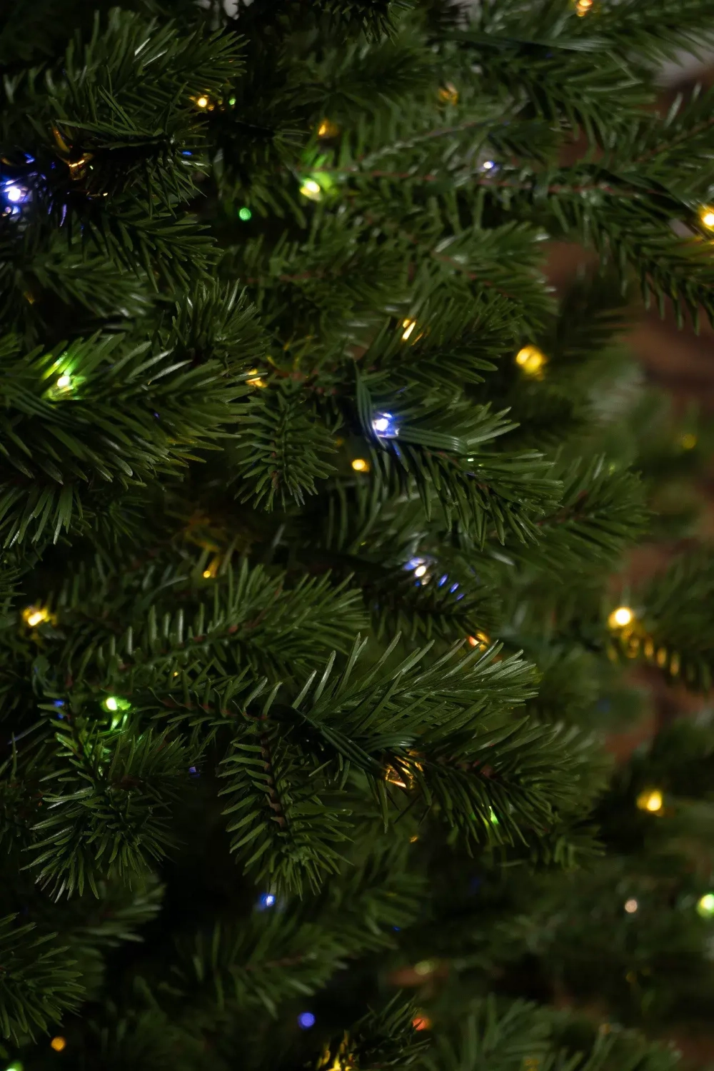 Искусственная елка Измайловская 240 см., 100% литая хвоя, 1900 мульти LED ламп, 10 режимов, ЕлкиТорг (57240)