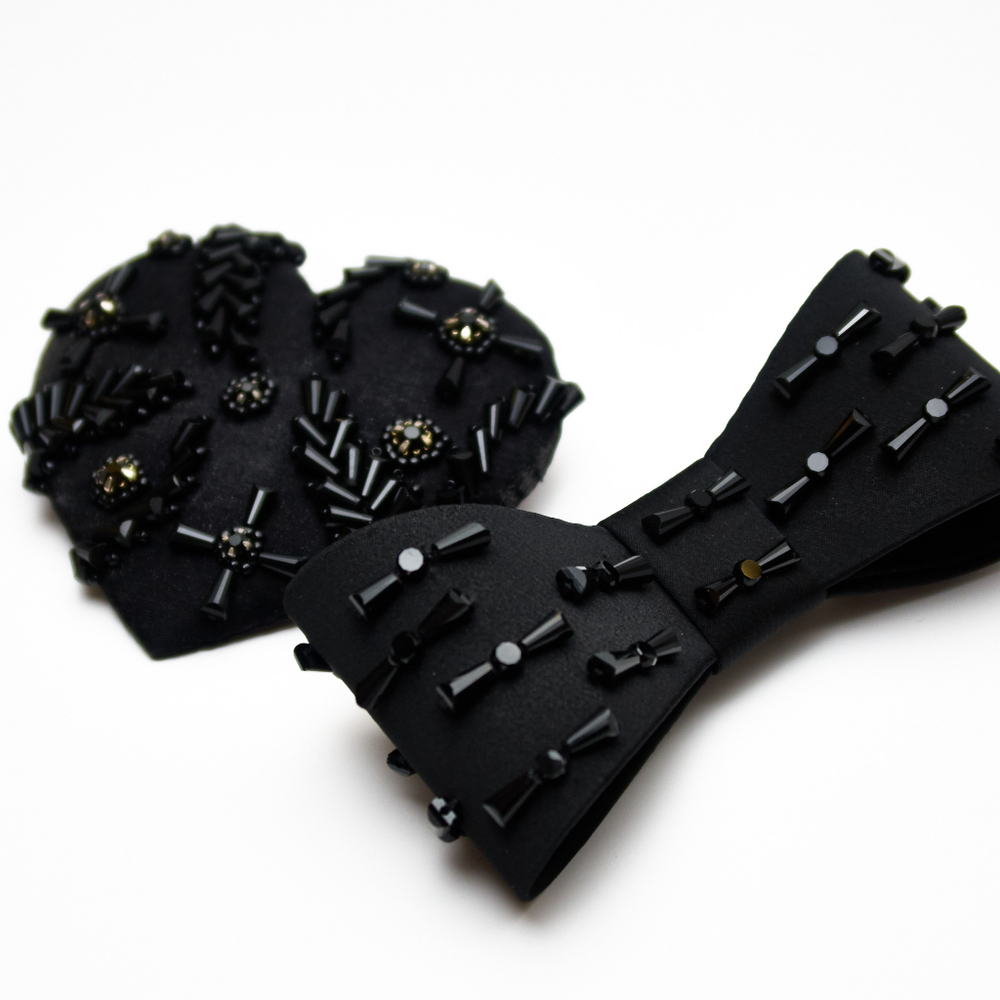 Заколка-сердце с черным декором