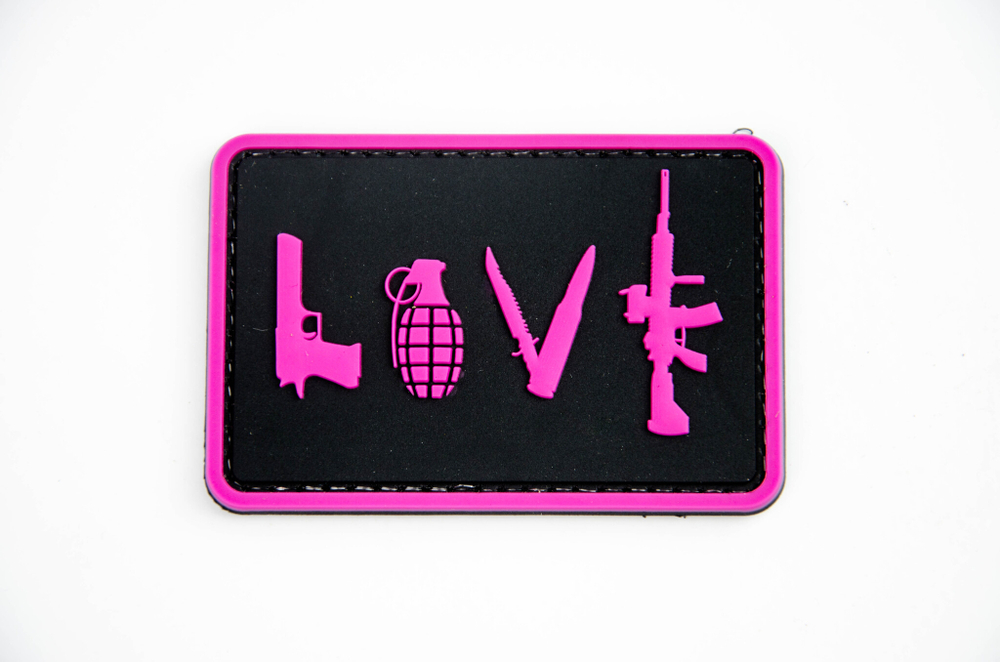 Шеврон Love Guns PVC. Чёрный с розовым