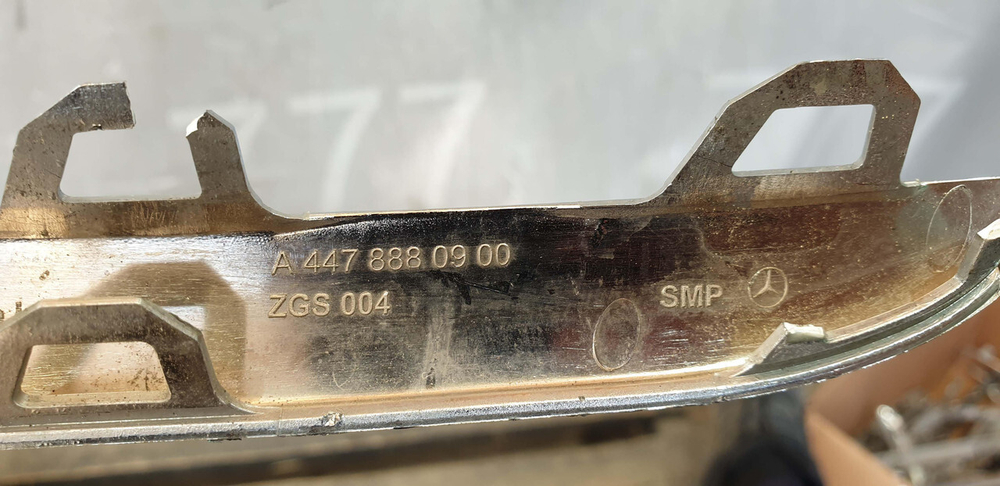 Молдинг решетки радиатора Mercedes V (W447) 14-нв Б/У Оригинал A4478880900