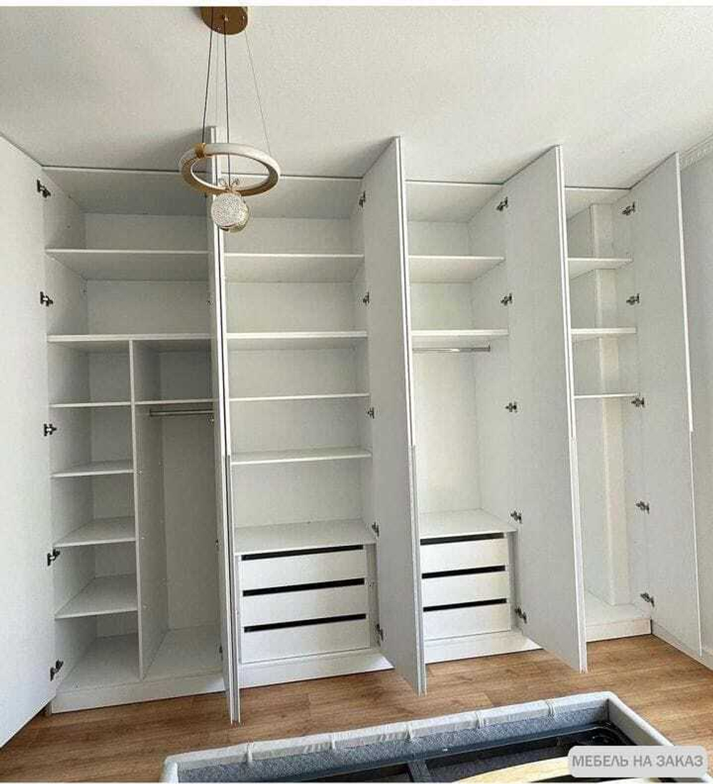 Распашной шкаф с трюмо