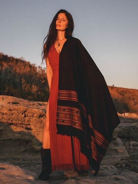 Шерстяной палантин с вышивкой (черный)