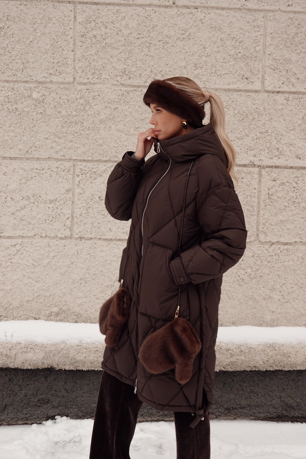 Пуховик средней длины с карманами