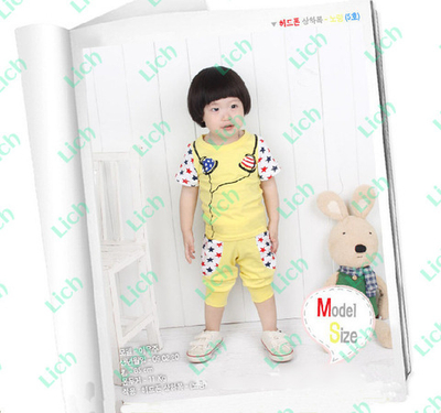 Костюм: футболка и бриджи с принтами звезд и наушников