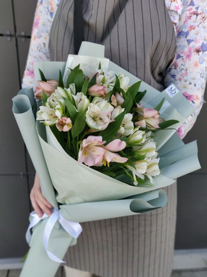 Стойкий и пышный букет с альстромериями