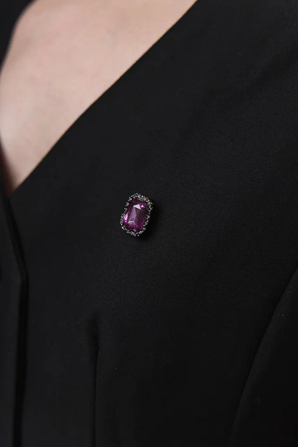 Брошь мини фуксийный овальный кристалл в графитовой окантовке