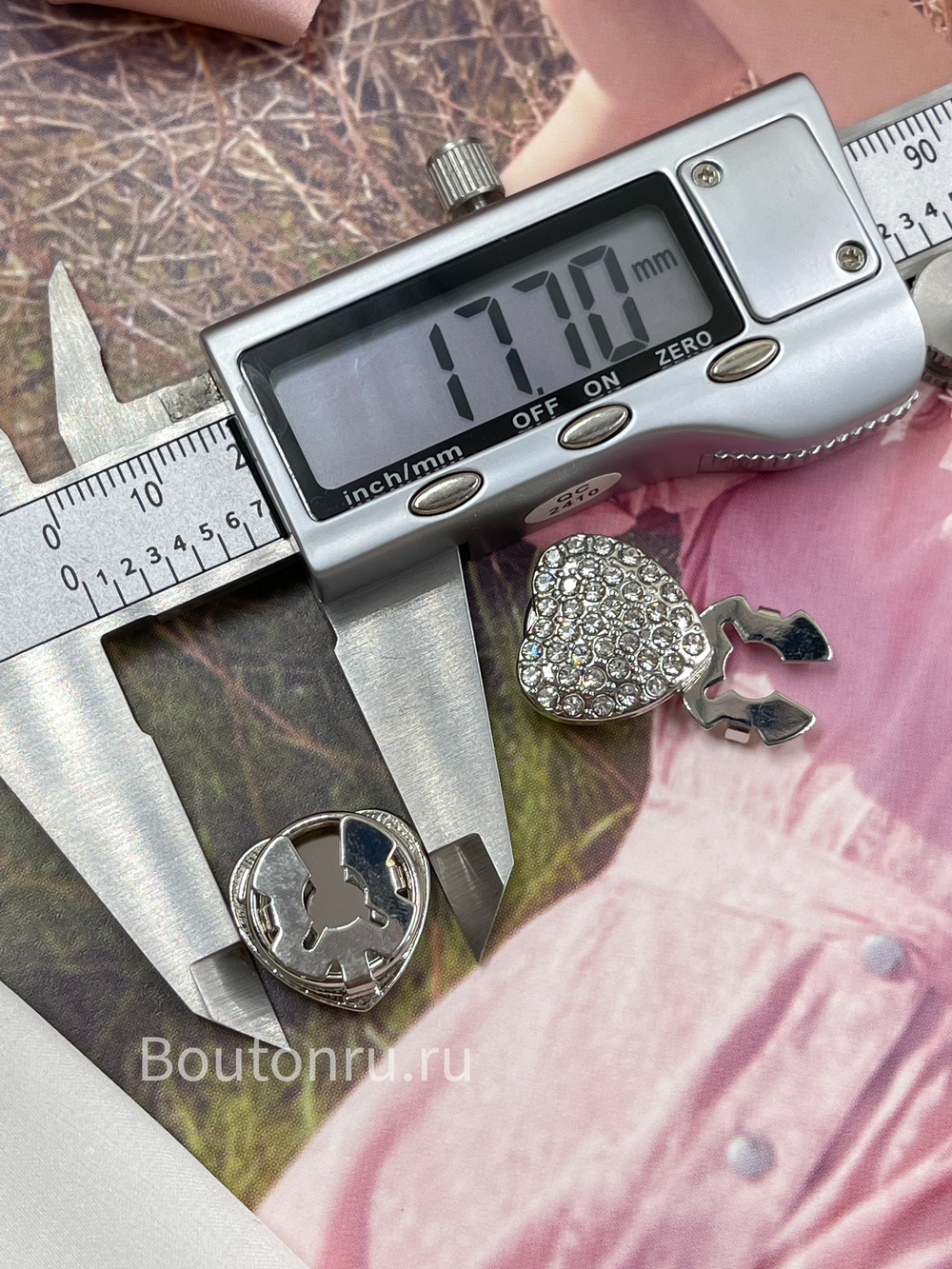 Накладка на пуговицу серебристая со стразами в форме сердца