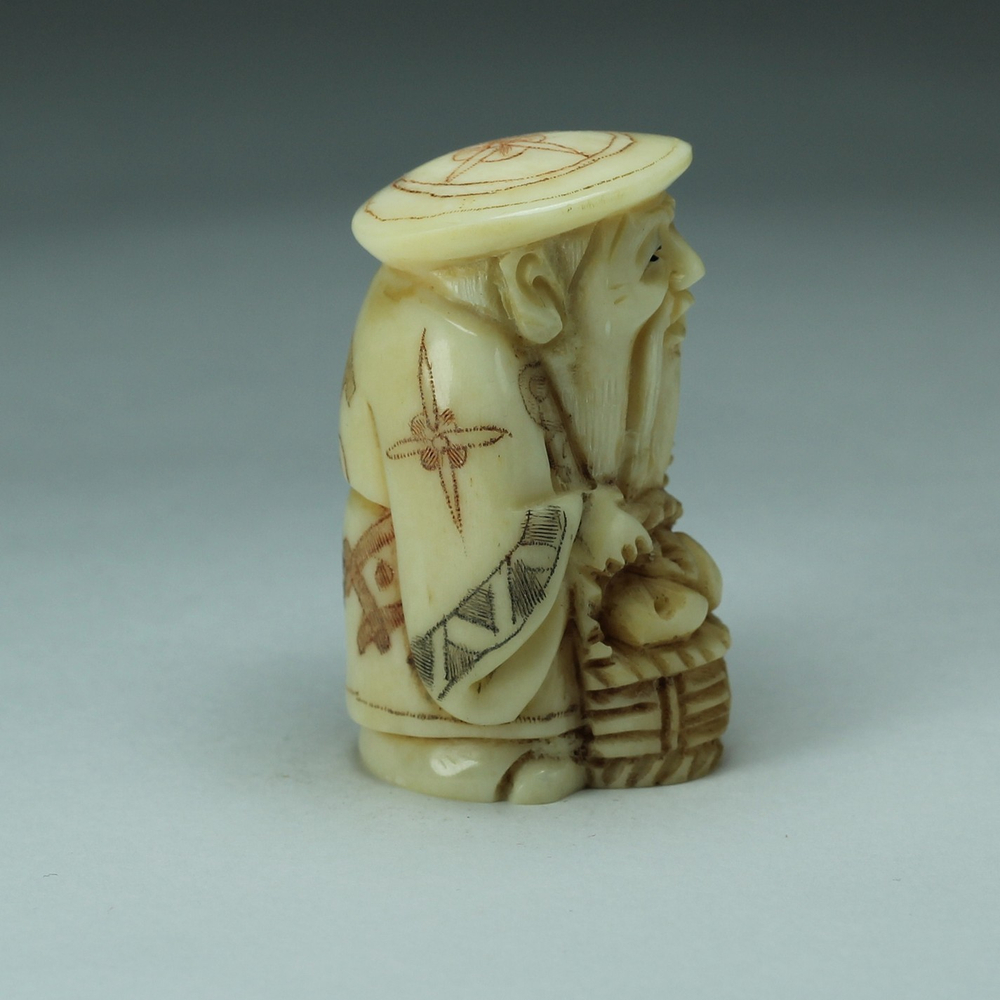 Нэцкэ Дзюродзин в круглой шапке с корзиной