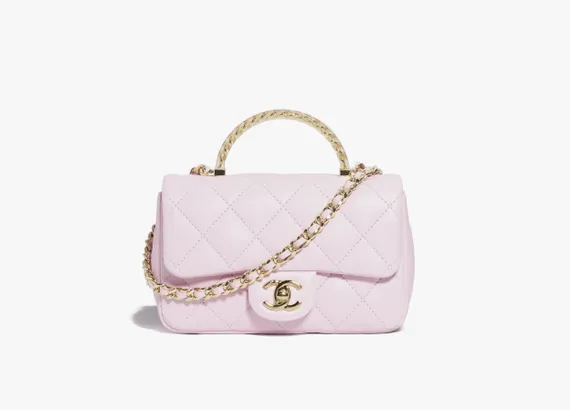 Стеганая мини-сумка Chanel с золотой ручкой