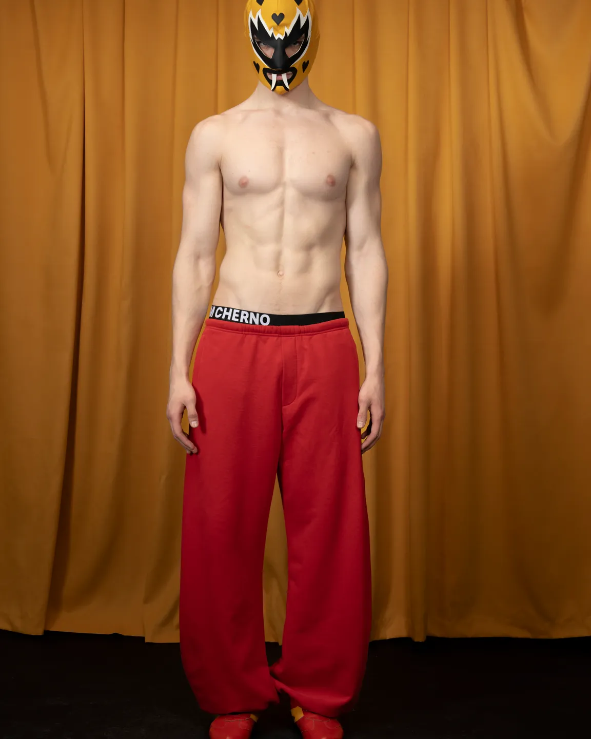 Красные брюки 