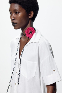 ZARA ОЖЕРЕЛЬЕ С ЦВЕТКОМ ИЗ РАФИИ И СТРАЗАМИ, ЦВЕТ ФУКСИИ