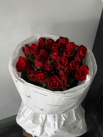 Авторский букет из 25 красных роз в оформлении
