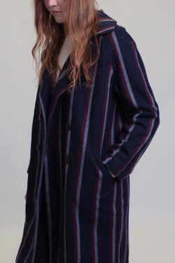 Двубортное пальто темно-синее в красную полосу