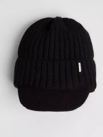 Шапка для мальчика с козырьком на осень