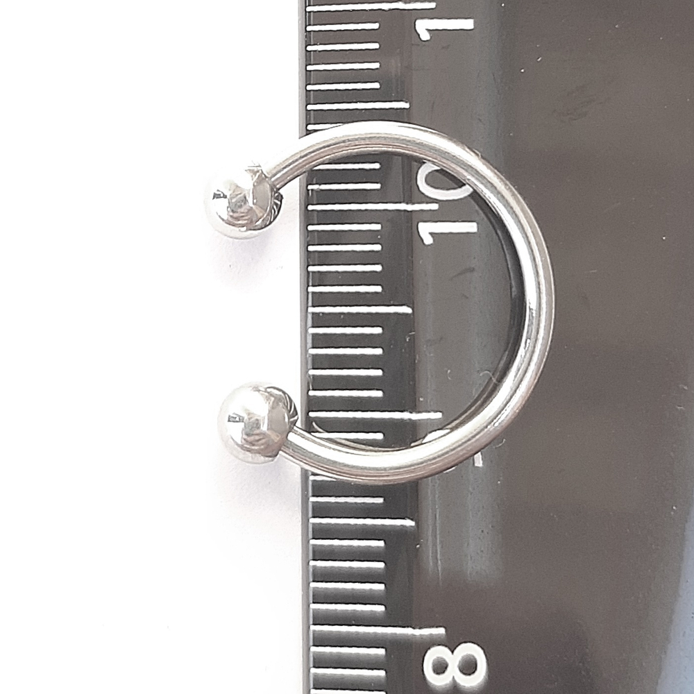 Подковы, полукольца для пирсинга: диаметр 14 мм, толщина 1.6 мм, диаметр шариков 4 мм. Сталь 316L.