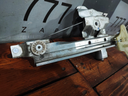 Стеклоподъемник задний левый Renault Kaptur 16-нв Б/У Оригинал 827012973R