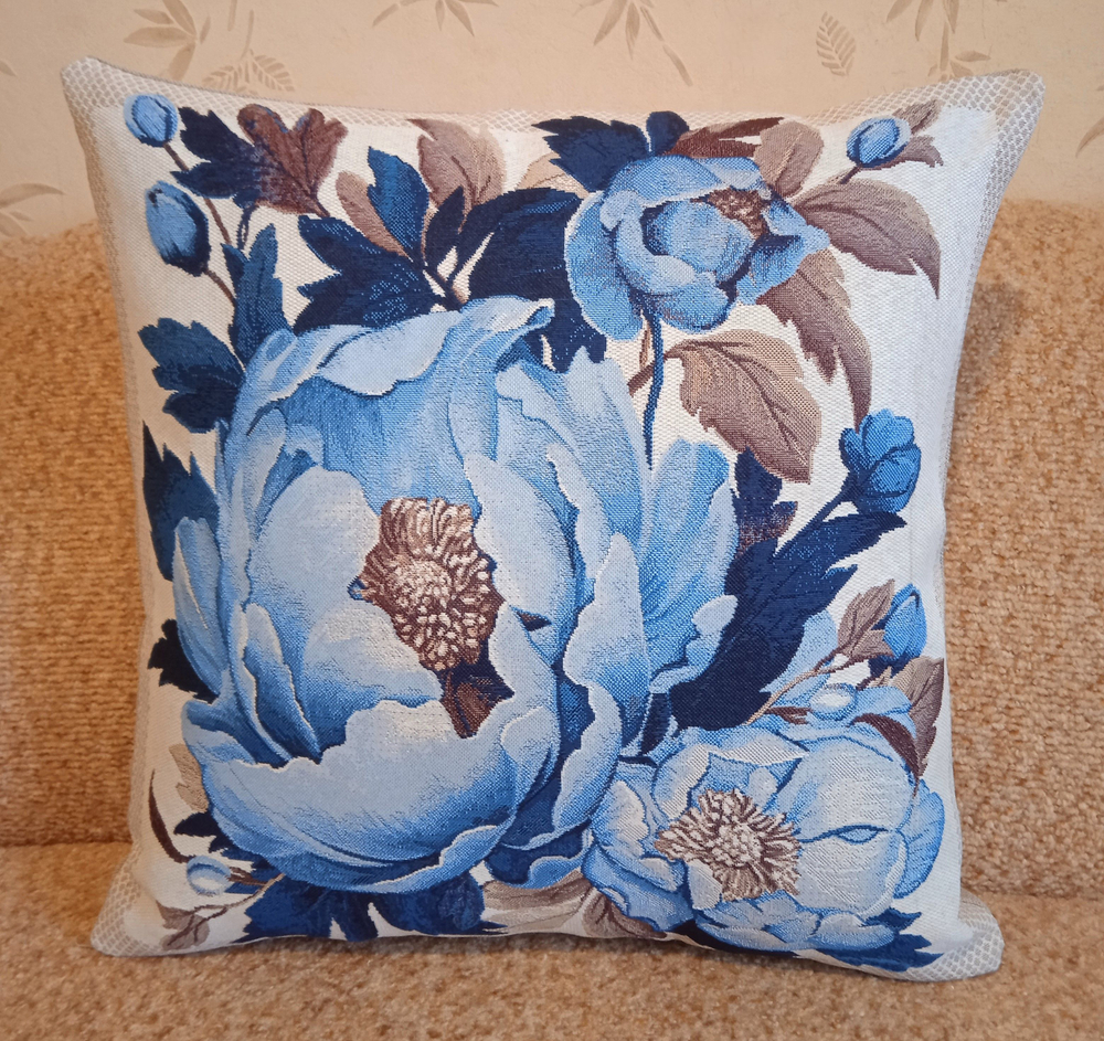 Декоративный гобеленовый чехол Голубые пионы 47х47