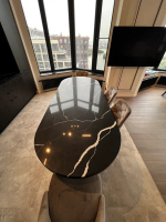 Элегантный обеденный стол с черной мраморной столешницей