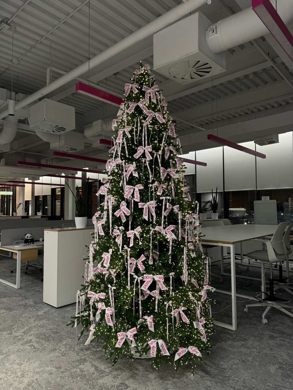 Дизайнерская ель с брендированным декором