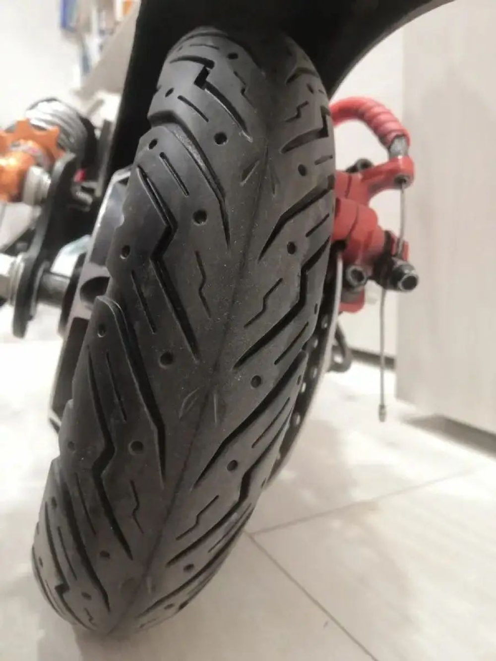 Покрышка литая бескамерная 10 дюймов для электросамоката Kugoo M4 Pro / Max Speed
