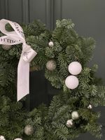 Новогодний венок в бело-серой гамме