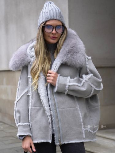 Серая дубленка с мехом песца на капюшоне