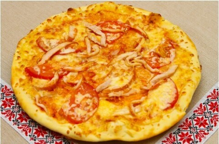 Пицца с копченой курицей