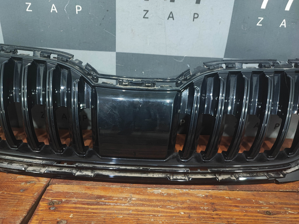 Решетка радиатора Skoda Octavia 3 (A7) 17-20 Б/У Оригинал 5E0853653C