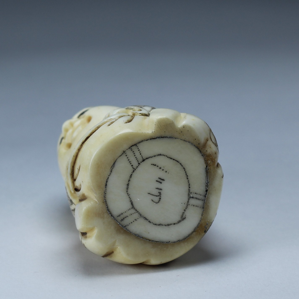 Нэцкэ Ребенок с мешком риса