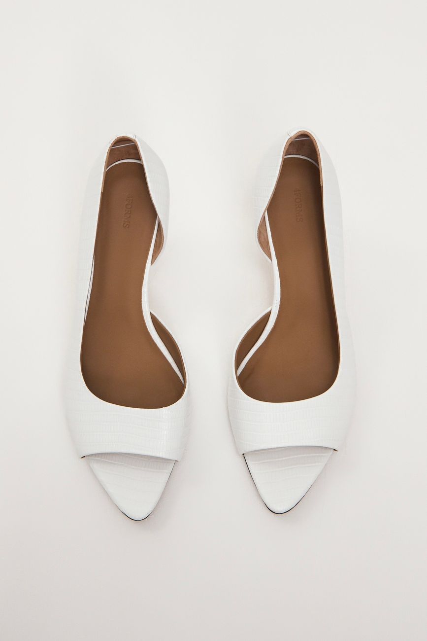 Туфли из кожи под рептилию с золотым каблуком, белый