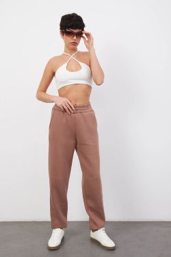 Утепленные джоггеры свободного кроя цвета молочный шоколад