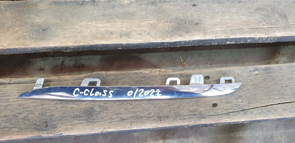 Молдинг решетки радиатора Mercedes C (W205) 14-18 Б/У Оригинал A2058880273