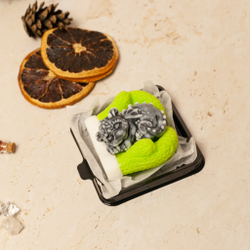 Мини дракон в рукавичках