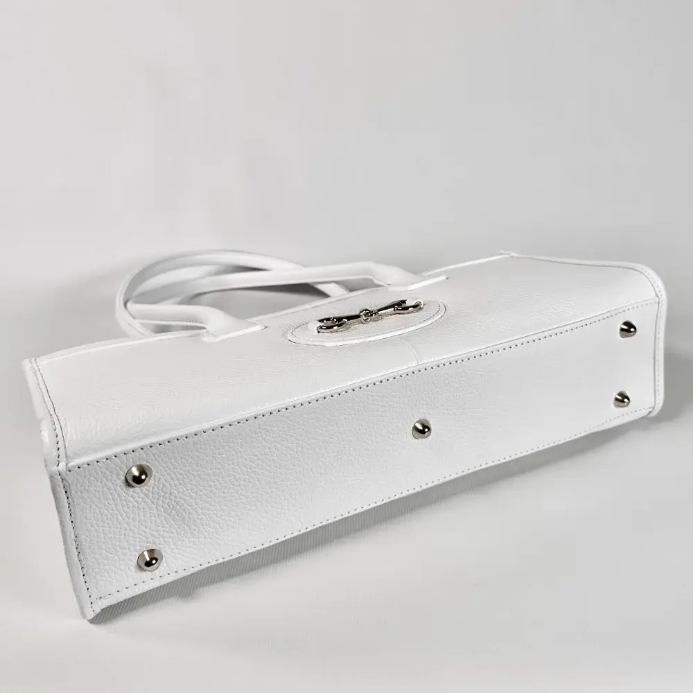 Женская сумка-багет из натуральной кожи белого цвета