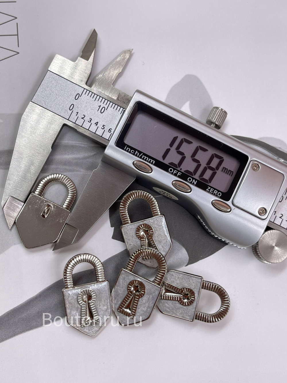 Пуговицы замочек серебристые с серой перламутровой эмалью Скиапар.
