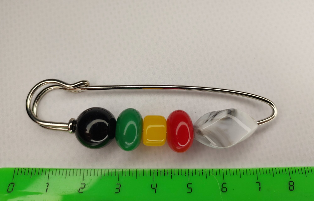 Булавка брошь "морские камушки" для кардигана,  пальто, платков, костюмов, одежды.Цвет серый зелёный красный.