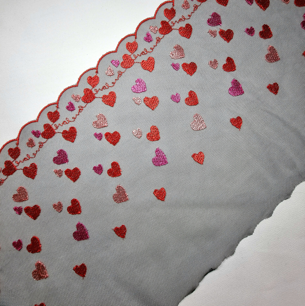 Вышивка на сетке сердечки на черном К113 правая