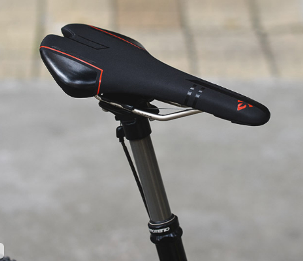 Седло MOTACHIE SD-582 280mmX140mm, 294 г. черное, красные полоски