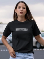 Футболка с надписью Keep Distance