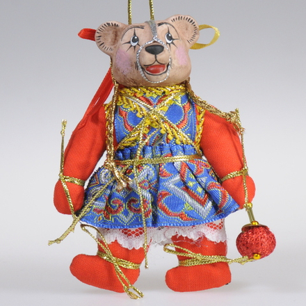 Ёлочная игрушка Девочка-медвежонок с ягодкой