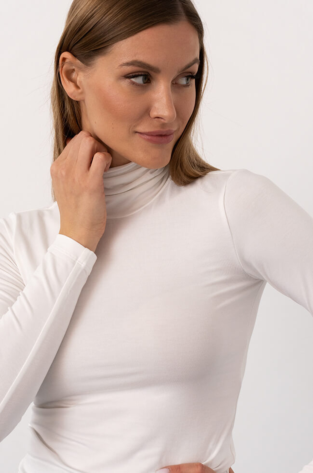 23162 Водолазка женская (молочный)