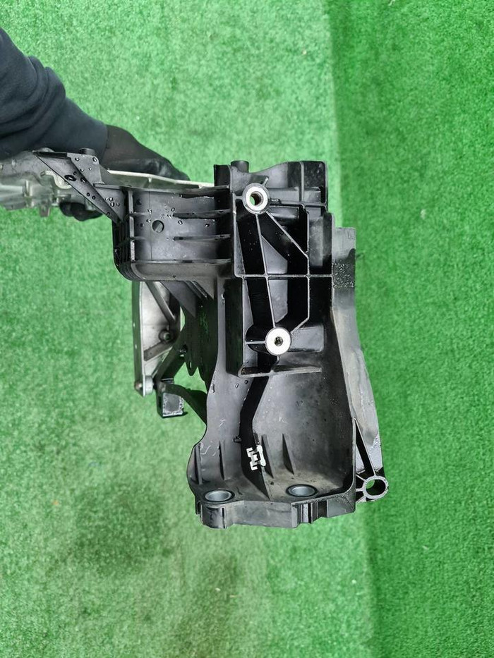 Кронштейн передней панели Mercedes E w213 (16-23)