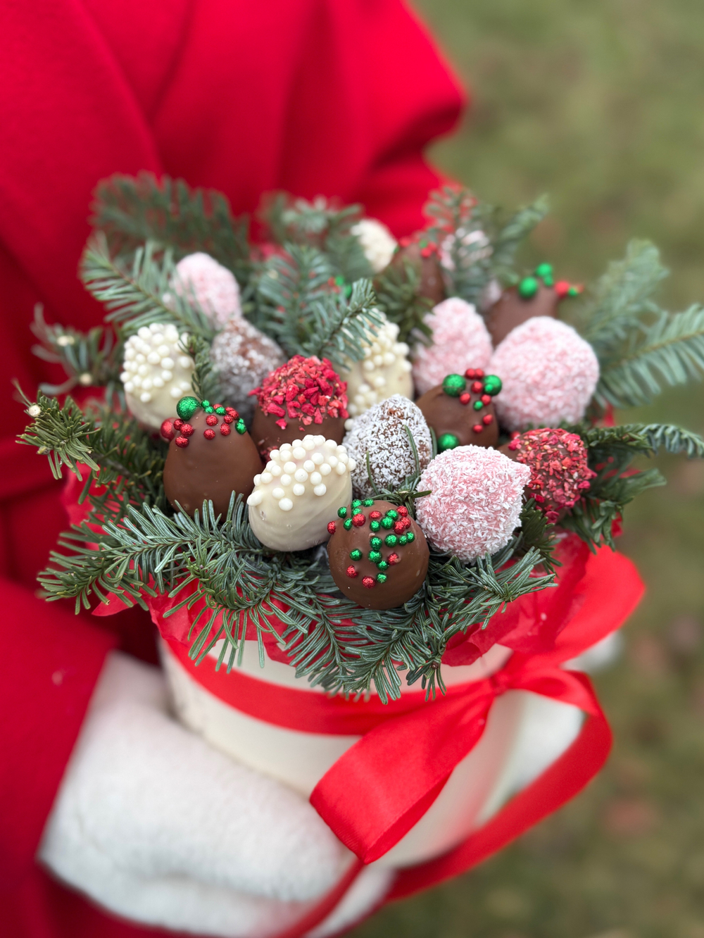 Новогодняя композиция с клубникой в шоколаде с нобилис