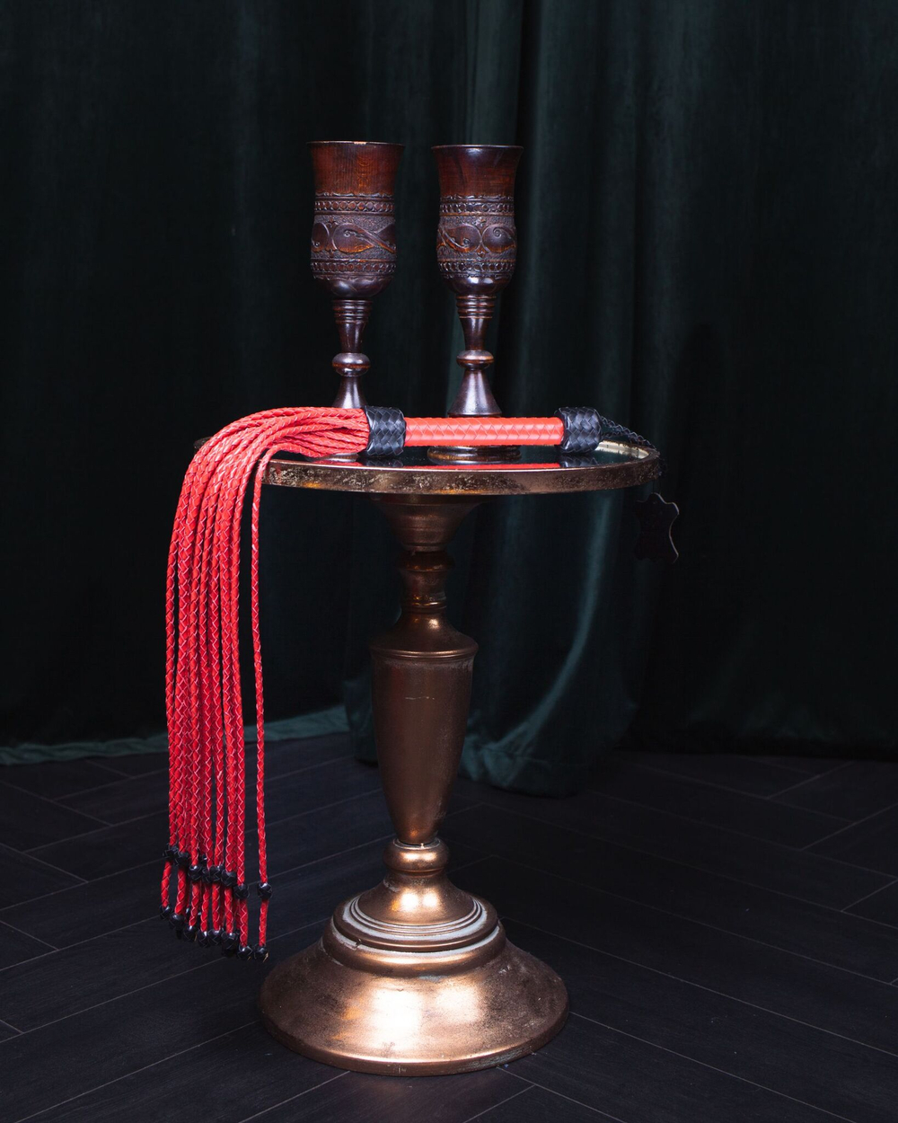 Красно-черный флоггер Scandal из натуральной кожи с бусинами на концах - 80 см. (Цвет: черный)