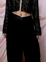 Брюки с декоративными пуговицами и атласным поясом, Черные