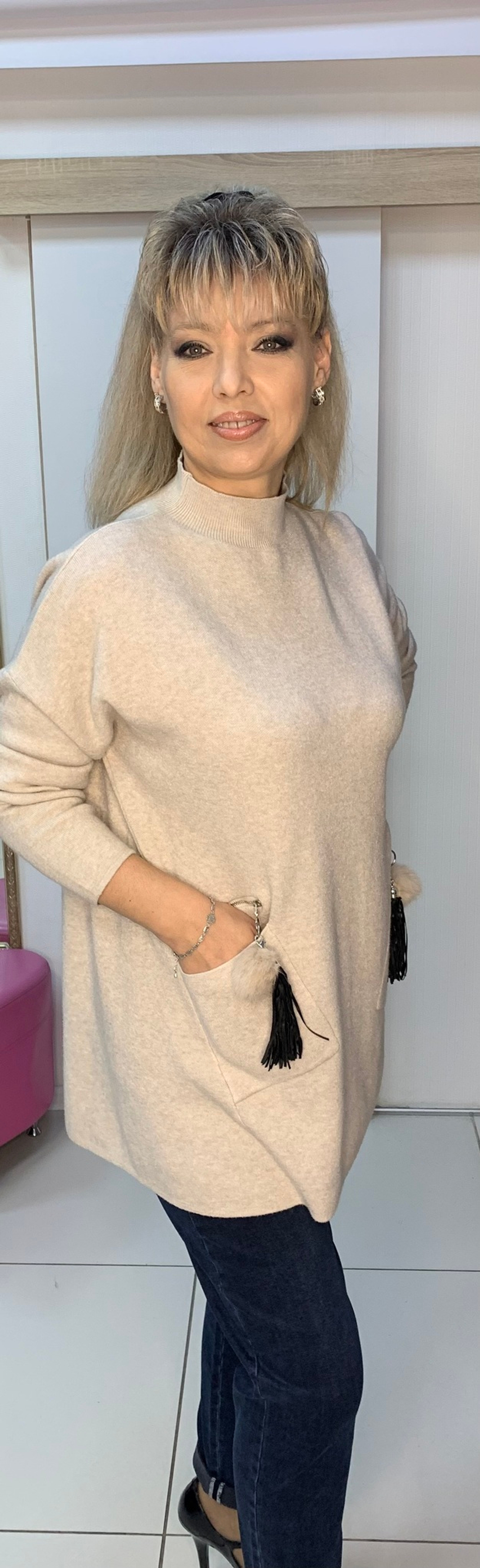 Джемпер-свитер с кармашками и помпонами