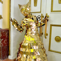 Зеркальный классический костюм с маской кошки и юбкой в пол золото