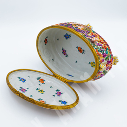 Фарфоровая шкатулка с гербом. Фарфор, ручная роспись. Италия, Каподимонте (Capodimonte). XIX в.