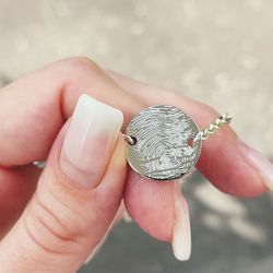 Серебряный браслет монетка с гравировкой отпечатка пальца на заказ